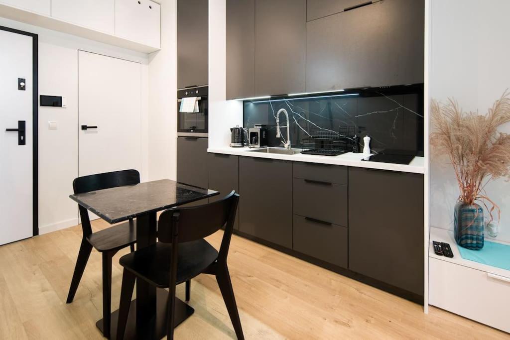 Modern Apt Next To Train Station كراكوفيا المظهر الخارجي الصورة